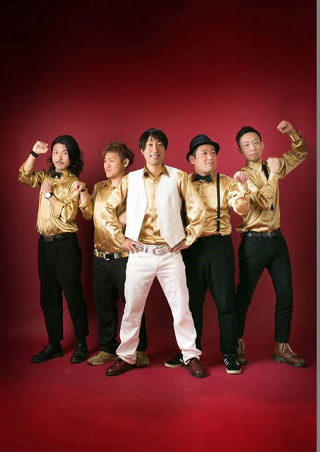 TOKYO FRIDAY NIGHTのメンバー。左からはじめJAPAN（ベース）、のりジェンヌ（ドラム）、ゆってぃNYチーズケーキ（ボーカル）、なりLA（サックス）、yamashit（ギター）
