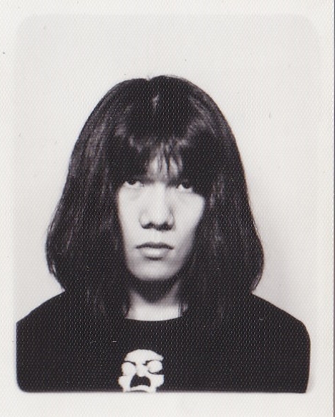 Mさんの影響もあって演歌なども頻繁に聴くようになった1990年頃の学生証の証明写真。美容室に行くときに藤圭子のレコジャケを持って行った結果こんな感じに。Tシャツはバッタ屋で買った好きでもないカジャグーグーのやつ