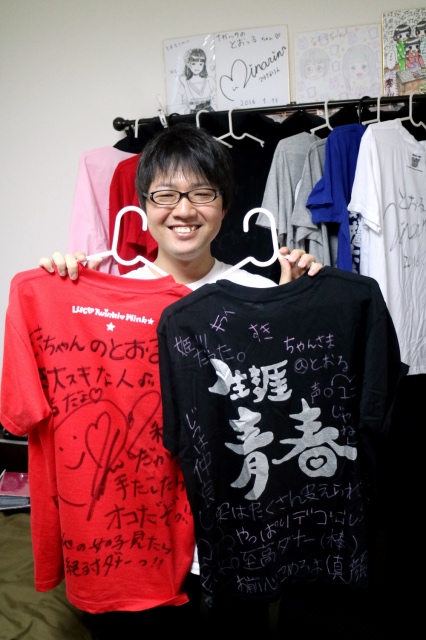 左はルーチェ、右はジュネス☆プリンセスのサイン入りTシャツ。一枚に選べる日は来るのだろうか……