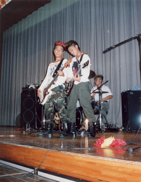 高校時代の学園祭の写真。上田さん、ベンジーみたいでかっけぇ！ドラムはもちろん岩崎さん