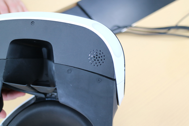 PlayStation VRにはマイクも内蔵されていて、自分の声を拾ってヘッドホンから届けてくれる