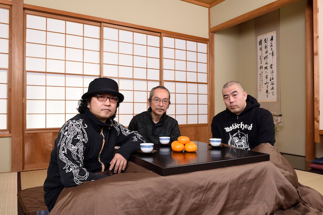 人間椅子。左からナカジマノブ（ドラム、ボーカル）、和嶋慎治（ギター、ボーカル）、鈴木研一（ベース、ボーカル）