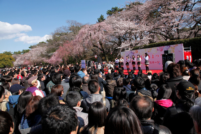 2012年4月7日、チームしゃちほこが路上デビューしたときの写真