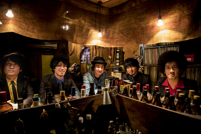 左から田邊有希（ドラム）、酒井亮輔（ベース）、田島貴男、大山聡一（ギター）、真行寺貴秋（ボーカル）