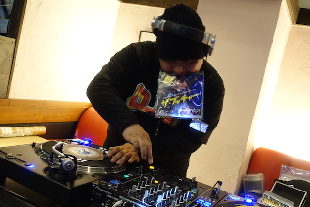 オープニング＆転換DJを担当したのは漫画家でDJのムラカツヒロキ氏。男らしい選曲でフロアの雰囲気を熱くさせましたッ