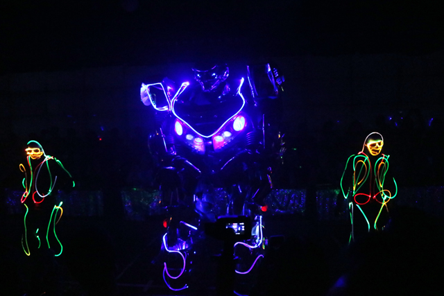 そして、ロボット＆電飾を施したダンサーによるダンスショー『Eldance』。未来感がすごい……。めちゃくちゃかっこいい