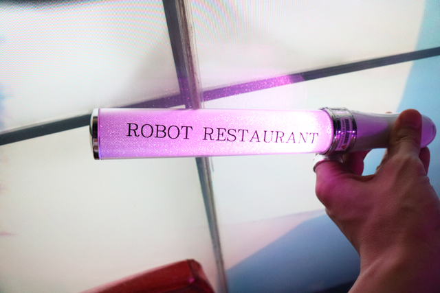 ロボットレストランのロゴが入ったサイリウム