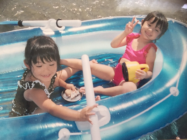 5歳の頃、2歳下の妹と撮った写真。ピンクの水着が私