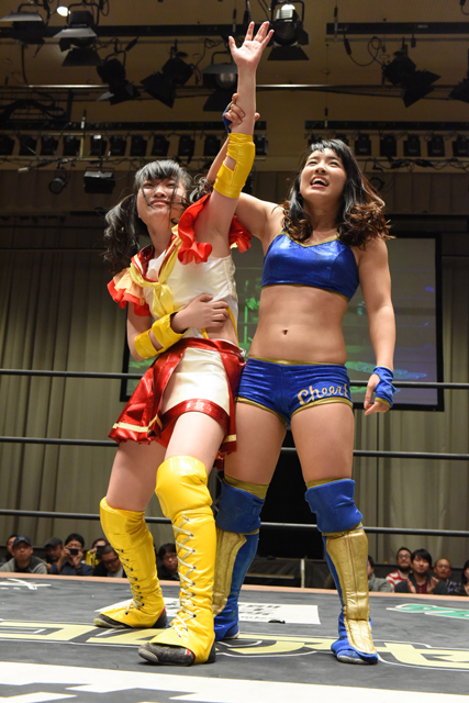 1月4日に『東京女子プロレス’17』にて対戦したときのショット。勝利した才木（右）と健闘をみせた伊藤（左）