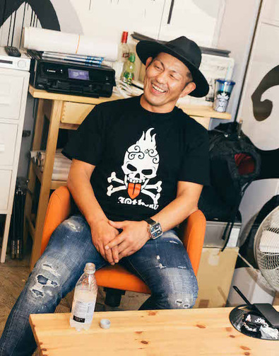 鈴木さんが着用しているTシャツは『大海賊祭』のオフォシャルグッズで、当日会場にて発売されます。表面のデザインはイベントにも出演するアーティストの左右田薫さんによるもの