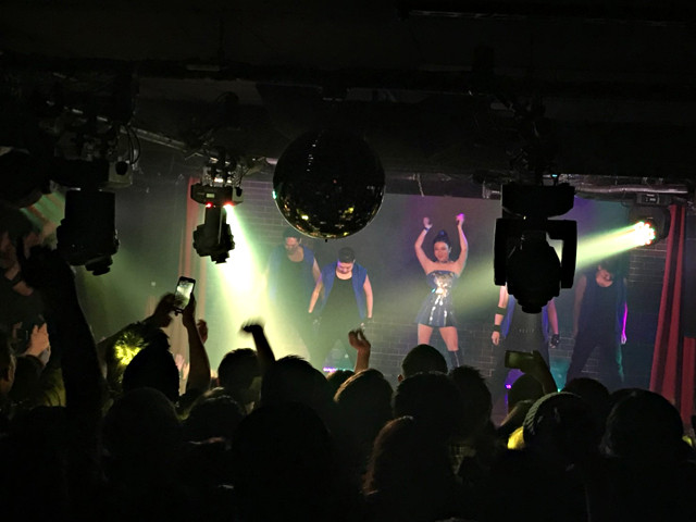 『AMR』レギュラーの凛さんとダンサーズ。昨年の25周年記念沖縄ライブでの衣装も完コピ