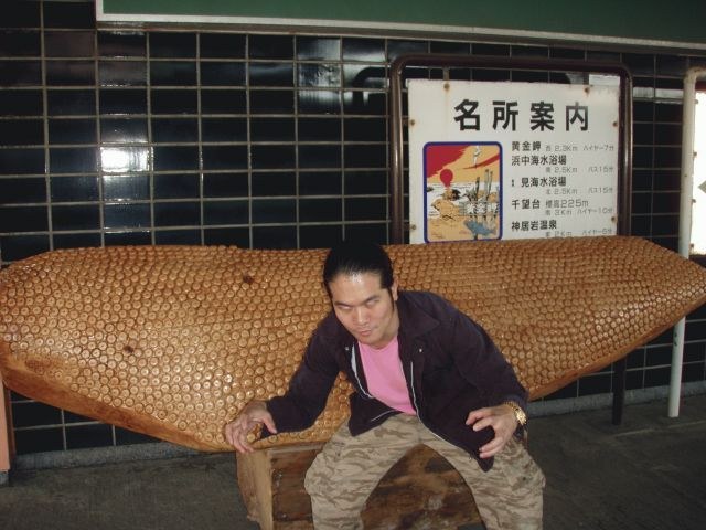 JR留萌駅にある数の子の木彫りオブジェ。巨大＆ブツブツがいっぱい！（12年前の写真なのでポージングが曖昧ですがご容赦ください）