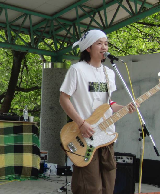 ベースを演奏する学生時代の吉田社長。素敵です！