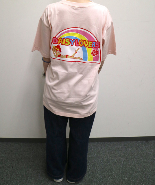 『デイジーラヴァーズ・復刻ロゴTシャツ』（ライトピンク／Lサイズ）※モデル身長157cm