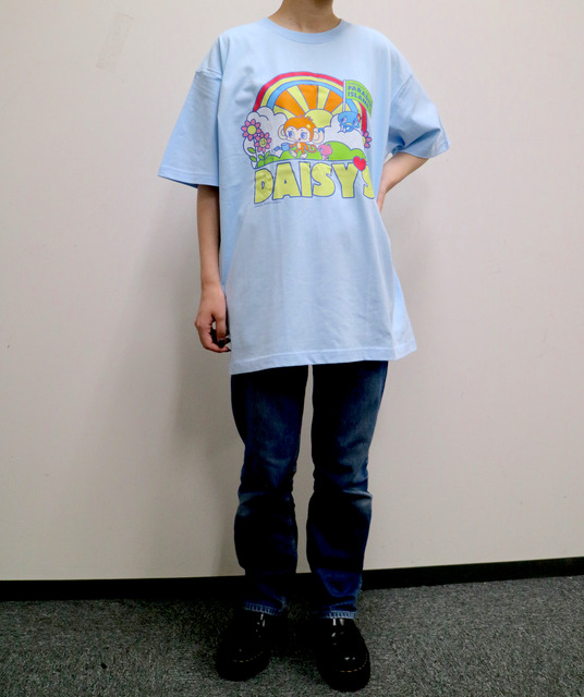 『デイジーラヴァーズ・復刻キャラクターTシャツ』（ライトブルー／XLサイズ）※モデル身長163cm