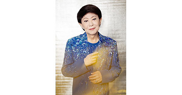 子どもの頃から自分らしく生きてました」SNSも人気のカリスマ歌手